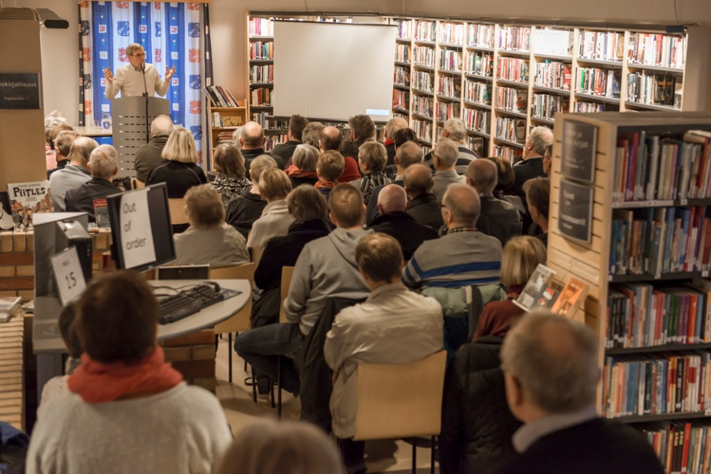 Arkivdagen i Finnmark fylkesbibliotek 9.11.2013. Professor Einar Niemi forteller om "Amerika-feberen". Foredraget var en del av arrangementet Stemmer fra Amerika. Foto: Hannele Fors.