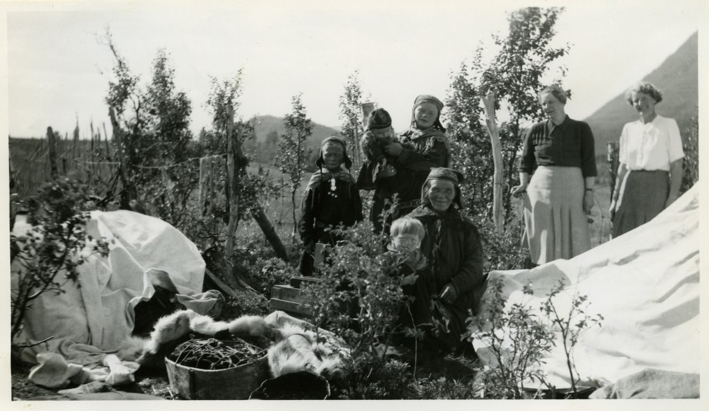 Sanitetskvinner besøker familien Berit Turi Oskal i deres sommerleir i Aidijavre, Kautokeino. Foto er fra arkivet til Finnmark sanitetsforening. 